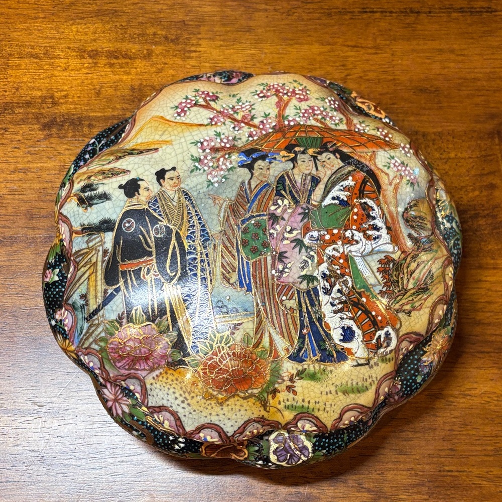 Japanese Vintage Royal Satsuma hand painted bowl and lid gold gilded.